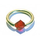 Gouden ring met rood steentje